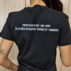 T-shirt Geolier "finchè nun se more, rire semp" disegnata da Neythiriis